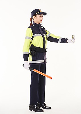 포토 JPG 스튜디오촬영 전신 응시 여자 실내 한명 서기 들기 20대 성인 옆모습 점퍼 한국인 경찰 경찰복 경찰봉 경고등 교통경찰 음주측정기 성인여자한명만 국내포토 직업 1 시선 뷰포인트 유니폼 모션 사람 동양인 청년 내부 외투 여자한명만 성인여자만 파일형식