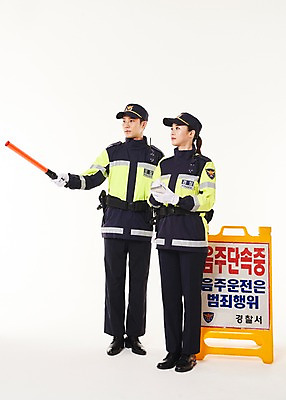 포토 JPG 스튜디오촬영 전신 응시 여자 남자 실내 서기 들기 20대 성인 두명 앞모습 공책 점퍼 팻말 한국인 기록 표지판 경찰 동료 경찰복 경찰봉 경고등 교통경찰 음주단속 국내포토 직업 시선 뷰포인트 유니폼 관계 모션 문구용품 프레임 알림판 사람 동양인 청년 내부 외투 단속 파일형식