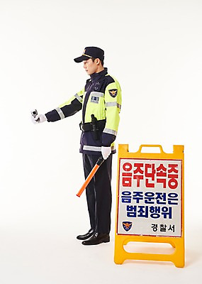 포토 JPG 스튜디오촬영 전신 응시 남자 실내 한명 서기 들기 20대 성인 옆모습 점퍼 팻말 한국인 표지판 경찰 경찰복 경찰봉 경고등 교통경찰 음주단속 음주측정기 성인남자한명만 국내포토 직업 1 시선 뷰포인트 유니폼 모션 프레임 알림판 사람 동양인 청년 내부 외투 단속 남자한명만 성인남자만 파일형식