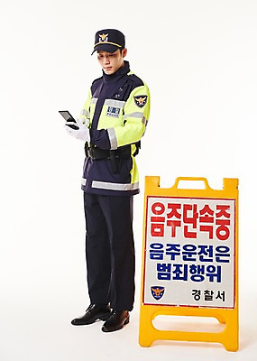 포토 JPG 스튜디오촬영 전신 남자 실내 한명 서기 들기 20대 성인 옆모습 점퍼 팻말 한국인 경찰 경찰복 단말기 교통경찰 벌금 음주단속 성인남자한명만 국내포토 직업 1 뷰포인트 유니폼 모션 프레임 사람 동양인 청년 내부 외투 단속 남자한명만 성인남자만 파일형식