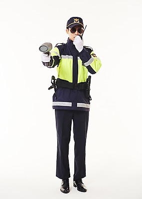 포토 JPG 스튜디오촬영 전신 남자 실내 한명 서기 들기 20대 성인 앞모습 선글라스 점퍼 한국인 경찰 측정 속도 경찰복 무전기 교통경찰 성인남자한명만 스피드건 국내포토 직업 1 안경 뷰포인트 유니폼 모션 무선통신 사람 동양인 청년 내부 외투 측정기구 남자한명만 성인남자만 파일형식