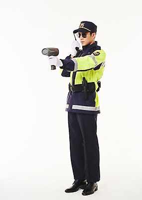 포토 JPG 스튜디오촬영 전신 응시 남자 실내 한명 서기 들기 20대 성인 옆모습 선글라스 점퍼 한국인 경찰 측정 속도 경찰복 무전기 교통경찰 성인남자한명만 스피드건 국내포토 직업 1 시선 안경 뷰포인트 유니폼 모션 무선통신 사람 동양인 청년 내부 외투 측정기구 남자한명만 성인남자만 파일형식