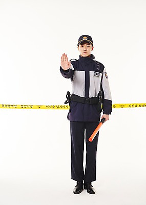 포토 JPG 스튜디오촬영 전신 남자 실내 한명 서기 들기 손짓 20대 성인 앞모습 점퍼 한국인 경찰 정지 경찰복 경찰봉 경고등 폴리스라인 성인남자한명만 국내포토 직업 1 뷰포인트 유니폼 모션 사람 동양인 청년 내부 외투 남자한명만 성인남자만 파일형식