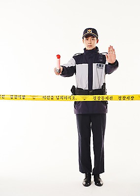 포토 JPG 스튜디오촬영 전신 남자 실내 한명 서기 들기 손짓 20대 성인 앞모습 점퍼 한국인 경찰 정지 경찰복 경찰봉 경고등 폴리스라인 성인남자한명만 국내포토 직업 1 뷰포인트 유니폼 모션 사람 동양인 청년 내부 외투 남자한명만 성인남자만 파일형식