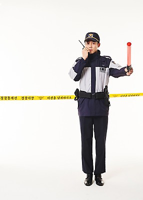 포토 JPG 스튜디오촬영 전신 남자 실내 한명 서기 들기 20대 성인 앞모습 점퍼 한국인 경찰 경찰복 무전기 경찰봉 경고등 폴리스라인 성인남자한명만 국내포토 직업 1 뷰포인트 유니폼 모션 무선통신 사람 동양인 청년 내부 외투 남자한명만 성인남자만 파일형식