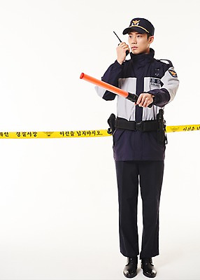 포토 JPG 스튜디오촬영 전신 응시 남자 실내 한명 서기 들기 20대 성인 앞모습 점퍼 한국인 경찰 경찰복 무전기 경찰봉 경고등 폴리스라인 성인남자한명만 국내포토 직업 1 시선 뷰포인트 유니폼 모션 무선통신 사람 동양인 청년 내부 외투 남자한명만 성인남자만 파일형식