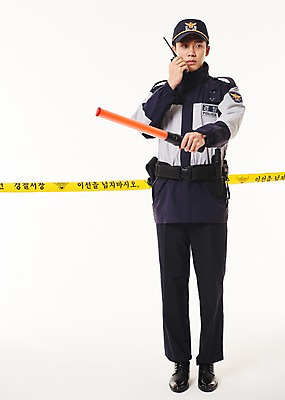 포토 JPG 스튜디오촬영 전신 남자 실내 한명 서기 들기 20대 성인 앞모습 점퍼 한국인 경찰 경찰복 무전기 경찰봉 경고등 폴리스라인 성인남자한명만 국내포토 직업 1 뷰포인트 유니폼 모션 무선통신 사람 동양인 청년 내부 외투 남자한명만 성인남자만 파일형식