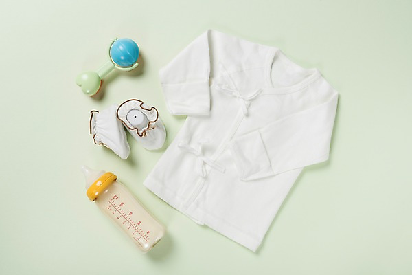 포토 JPG 스튜디오촬영 실내 사람없음 장난감 아기용품 젖병 아기신발 딸랑이 유아복 배냇저고리 국내포토 옷 신발 내부 오브젝트 파일형식