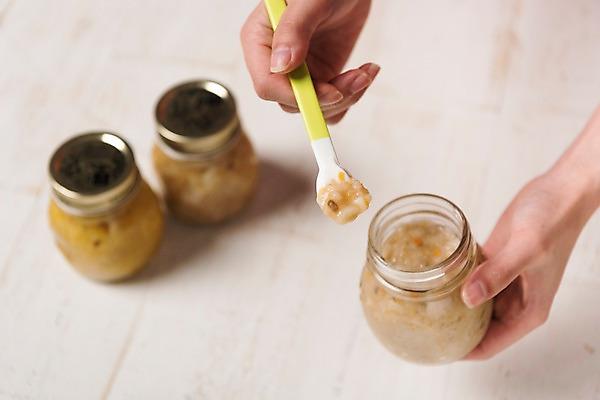 포토 JPG 스튜디오촬영 손 수저 실내 들기 아웃포커스 신체부위 아기용품 이유식 국내포토 식기 음식 모션 촬영기법 사람 내부 오브젝트 파일형식