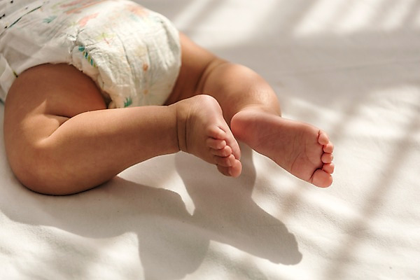 포토 JPG 남자 실내 그림자 한명 옆모습 눕기 하반신 침대 다리 아기 기저귀 남자아기한명만 국내포토 1 뷰포인트 가구 모션 사람 내부 신체부위 아기용품 남자한명만 남자아기만 파일형식