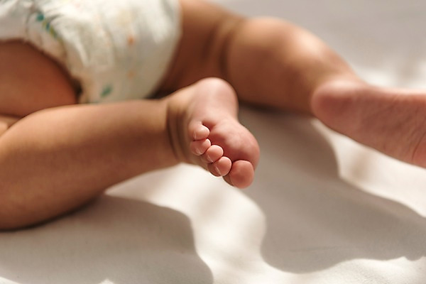 포토 JPG 남자 발 실내 한명 근접촬영 옆모습 아웃포커스 눕기 하반신 침대 다리 아기 기저귀 남자아기한명만 국내포토 1 뷰포인트 가구 모션 촬영기법 사람 내부 신체부위 아기용품 남자한명만 남자아기만 파일형식