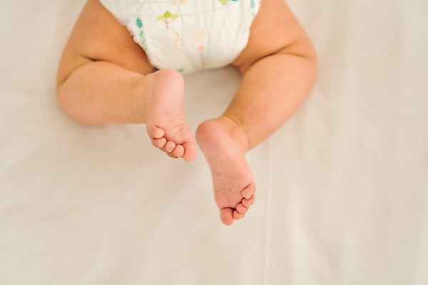 포토 JPG 남자 실내 한명 뒷모습 눕기 하반신 침대 다리 아기 기저귀 남자아기한명만 국내포토 1 뷰포인트 가구 모션 사람 내부 신체부위 아기용품 남자한명만 남자아기만 파일형식