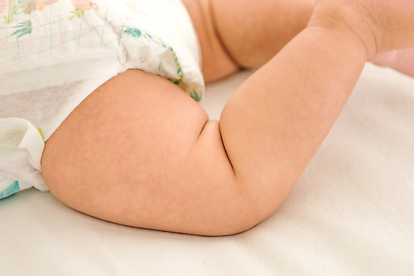 포토 JPG 남자 실내 한명 근접촬영 옆모습 눕기 하반신 침대 다리 아기 기저귀 남자아기한명만 국내포토 1 뷰포인트 가구 모션 사람 내부 신체부위 아기용품 남자한명만 남자아기만 파일형식