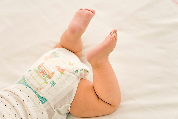 포토 JPG 남자 실내 한명 옆모습 눕기 하반신 침대 다리 아기 기저귀 남자아기한명만 국내포토 1 뷰포인트 가구 모션 사람 내부 신체부위 아기용품 남자한명만 남자아기만 파일형식