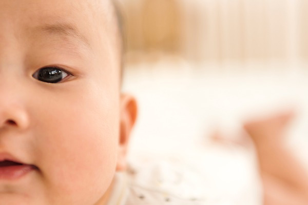 포토 JPG 남자 얼굴 실내 한명 근접촬영 상반신 앞모습 아웃포커스 눕기 한국인 침대 아기 남자아기한명만 국내포토 1 뷰포인트 가구 모션 촬영기법 사람 동양인 내부 신체부위 남자한명만 남자아기만 파일형식