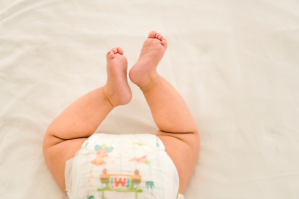 포토 JPG 남자 실내 한명 뒷모습 눕기 하반신 침대 다리 아기 기저귀 남자아기한명만 국내포토 1 뷰포인트 가구 모션 사람 내부 신체부위 아기용품 남자한명만 남자아기만 파일형식