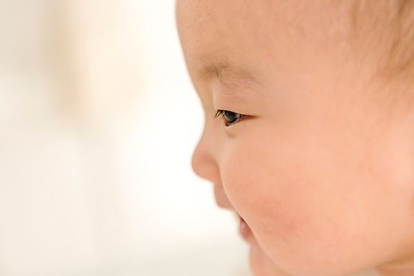 포토 JPG 남자 얼굴 실내 한명 웃음 상반신 옆모습 아웃포커스 눕기 한국인 침대 아기 남자아기한명만 국내포토 1 뷰포인트 가구 모션 촬영기법 표정 사람 동양인 내부 신체부위 남자한명만 남자아기만 파일형식