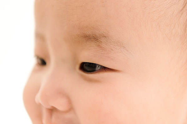 포토 JPG 남자 얼굴 실내 한명 웃음 근접촬영 상반신 옆모습 눕기 한국인 침대 아기 남자아기한명만 국내포토 1 뷰포인트 가구 모션 표정 사람 동양인 내부 신체부위 남자한명만 남자아기만 파일형식