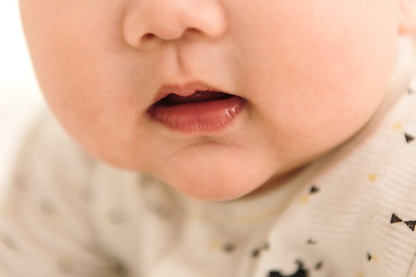 포토 JPG 남자 얼굴 실내 한명 근접촬영 상반신 앞모습 눕기 침대 아기 입 남자아기한명만 국내포토 1 뷰포인트 가구 모션 사람 내부 신체부위 남자한명만 남자아기만 파일형식