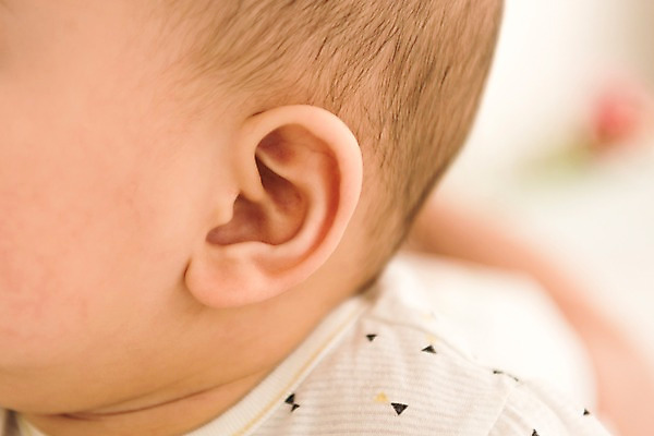 포토 JPG 남자 얼굴 실내 한명 근접촬영 상반신 옆모습 눕기 침대 아기 귀 남자아기한명만 국내포토 1 뷰포인트 가구 모션 사람 내부 신체부위 남자한명만 남자아기만 파일형식