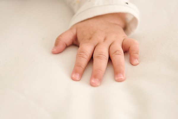 포토 JPG 손 남자 실내 한명 근접촬영 상반신 눕기 침대 아기 남자아기한명만 국내포토 1 뷰포인트 가구 모션 사람 내부 신체부위 남자한명만 남자아기만 파일형식