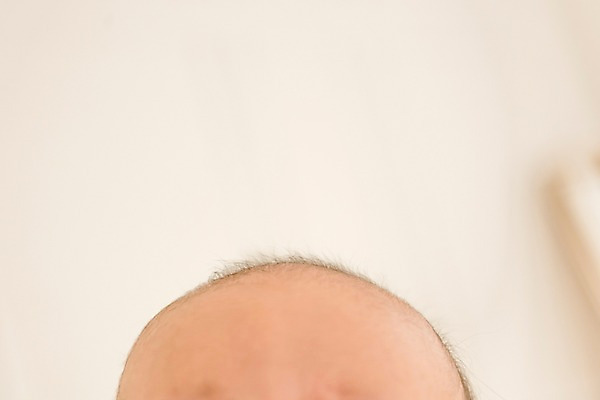 포토 JPG 남자 얼굴 실내 한명 상반신 앞모습 눕기 머리 침대 아기 이마 남자아기한명만 국내포토 1 뷰포인트 가구 모션 사람 내부 신체부위 남자한명만 남자아기만 파일형식