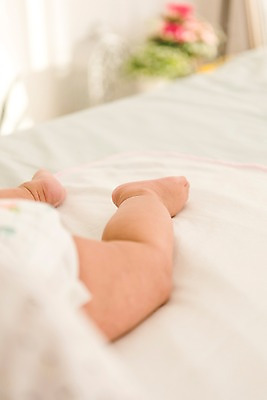 포토 JPG 남자 실내 한명 뒷모습 아웃포커스 눕기 하반신 침대 다리 아기 기저귀 남자아기한명만 국내포토 1 뷰포인트 가구 모션 촬영기법 사람 내부 신체부위 아기용품 남자한명만 남자아기만 파일형식