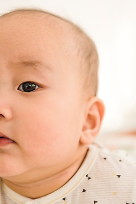 포토 JPG 남자 얼굴 실내 한명 근접촬영 상반신 앞모습 눕기 한국인 침대 아기 남자아기한명만 국내포토 1 뷰포인트 가구 모션 사람 동양인 내부 신체부위 남자한명만 남자아기만 파일형식