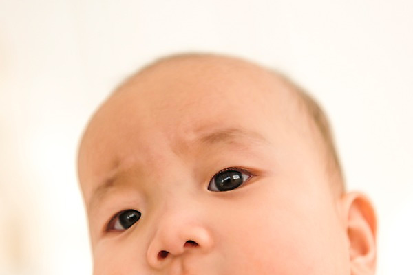 포토 JPG 남자 얼굴 실내 한명 근접촬영 상반신 앞모습 눕기 한국인 침대 아기 남자아기한명만 국내포토 1 뷰포인트 가구 모션 사람 동양인 내부 신체부위 남자한명만 남자아기만 파일형식