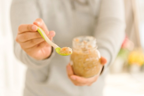 포토 JPG 손 여자 수저 실내 한명 들기 상반신 성인 앞모습 아웃포커스 신체부위 아기용품 이유식 성인여자한명만 국내포토 1 식기 음식 뷰포인트 모션 촬영기법 사람 내부 오브젝트 여자한명만 성인여자만 파일형식