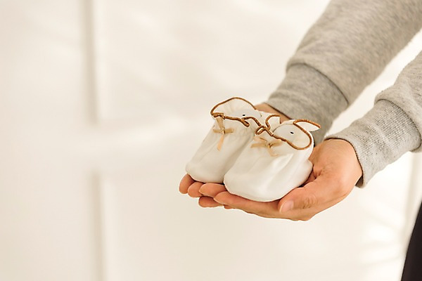 포토 JPG 손 여자 실내 한명 들기 성인 아웃포커스 신체부위 아기용품 아기신발 성인여자한명만 국내포토 1 신발 모션 촬영기법 사람 내부 오브젝트 여자한명만 성인여자만 파일형식