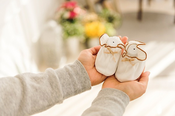 포토 JPG 손 여자 실내 한명 들기 성인 아웃포커스 신체부위 아기용품 아기신발 성인여자한명만 국내포토 1 신발 모션 촬영기법 사람 내부 오브젝트 여자한명만 성인여자만 파일형식