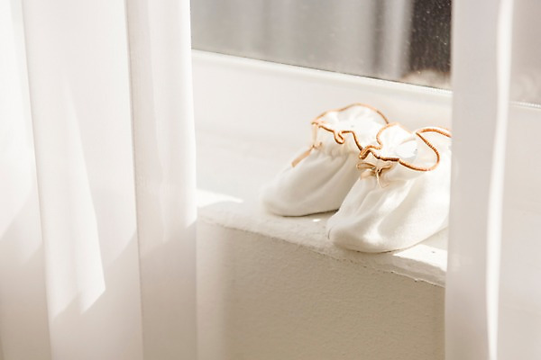 포토 JPG 창문 실내 사람없음 아기용품 커튼 아기신발 국내포토 신발 내부 오브젝트 파일형식