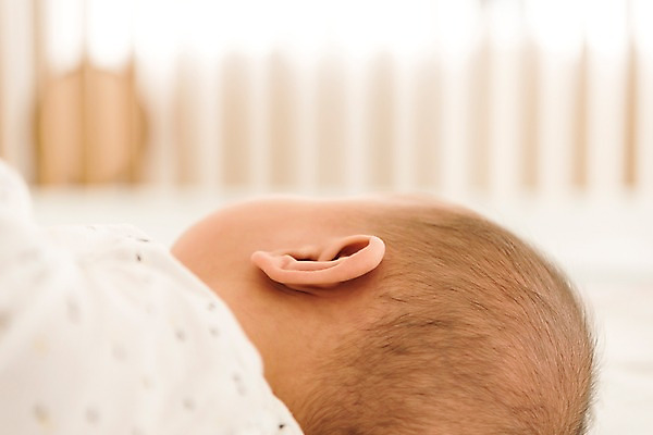 포토 JPG 남자 얼굴 실내 한명 상반신 옆모습 아웃포커스 눕기 침대 아기 뒷통수 남자아기한명만 국내포토 1 뷰포인트 가구 모션 촬영기법 사람 내부 신체부위 남자한명만 남자아기만 파일형식