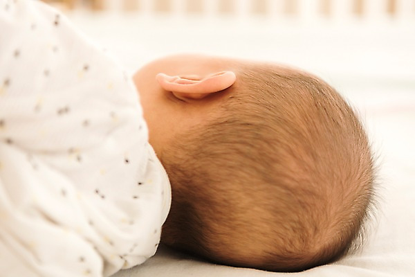 포토 JPG 남자 얼굴 실내 한명 상반신 옆모습 아웃포커스 눕기 침대 아기 뒷통수 남자아기한명만 국내포토 1 뷰포인트 가구 모션 촬영기법 사람 내부 신체부위 남자한명만 남자아기만 파일형식
