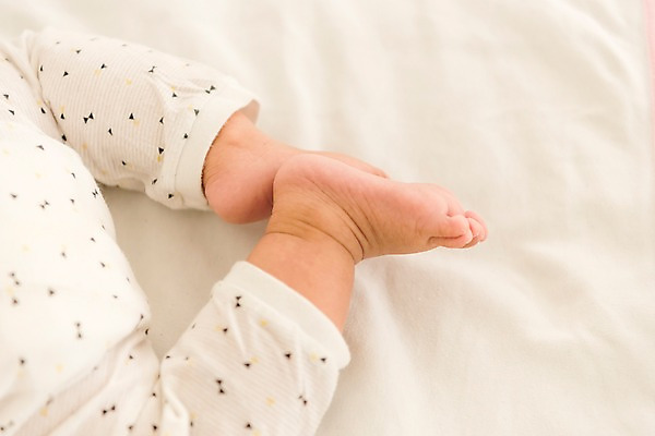 포토 JPG 남자 발 실내 한명 옆모습 눕기 하반신 침대 다리 아기 남자아기한명만 국내포토 1 뷰포인트 가구 모션 사람 내부 신체부위 남자한명만 남자아기만 파일형식