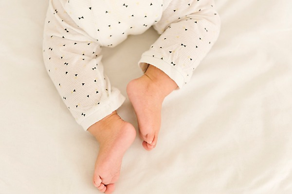 포토 JPG 남자 발 실내 한명 앞모습 눕기 하반신 침대 다리 아기 남자아기한명만 국내포토 1 뷰포인트 가구 모션 사람 내부 신체부위 남자한명만 남자아기만 파일형식