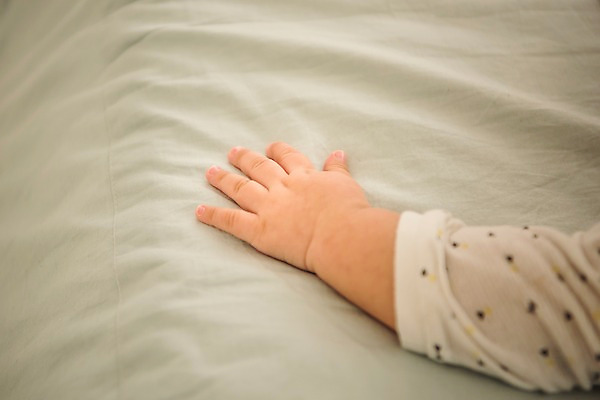 포토 JPG 손 남자 실내 한명 상반신 눕기 침대 아기 남자아기한명만 국내포토 1 가구 모션 사람 내부 신체부위 남자한명만 남자아기만 파일형식