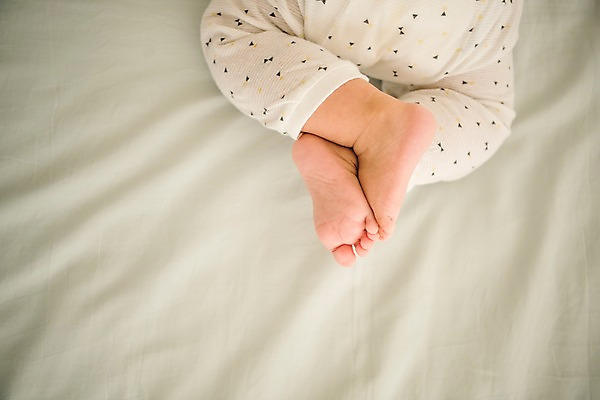 포토 JPG 남자 발 실내 한명 뒷모습 눕기 하반신 침대 다리 아기 남자아기한명만 국내포토 1 뷰포인트 가구 모션 사람 내부 신체부위 남자한명만 남자아기만 파일형식