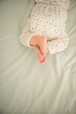 포토 JPG 남자 발 실내 한명 뒷모습 눕기 하반신 침대 다리 아기 남자아기한명만 국내포토 1 뷰포인트 가구 모션 사람 내부 신체부위 남자한명만 남자아기만 파일형식