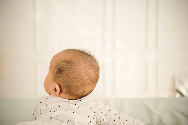 포토 JPG 남자 얼굴 실내 한명 상반신 뒷모습 눕기 침대 아기 뒷통수 남자아기한명만 국내포토 1 뷰포인트 가구 모션 사람 내부 신체부위 남자한명만 남자아기만 파일형식
