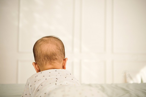 포토 JPG 남자 얼굴 실내 한명 상반신 뒷모습 눕기 침대 아기 뒷통수 남자아기한명만 국내포토 1 뷰포인트 가구 모션 사람 내부 신체부위 남자한명만 남자아기만 파일형식