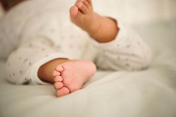 포토 JPG 남자 발 실내 한명 뒷모습 아웃포커스 눕기 하반신 침대 다리 아기 남자아기한명만 국내포토 1 뷰포인트 가구 모션 촬영기법 사람 내부 신체부위 남자한명만 남자아기만 파일형식