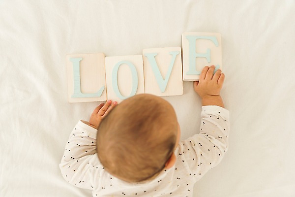 포토 JPG 알파벳 남자 얼굴 실내 사랑 한명 상반신 뒷모습 하이앵글 눕기 블록 침대 아기 잡기 뒷통수 남자아기한명만 국내포토 1 영어 감정 뷰포인트 가구 모션 사람 내부 신체부위 남자한명만 남자아기만 파일형식