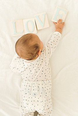 포토 JPG 남자 실내 사랑 한명 상반신 뒷모습 눕기 블록 침대 아기 잡기 뒷통수 남자아기한명만 국내포토 1 감정 뷰포인트 가구 모션 사람 내부 남자한명만 남자아기만 파일형식