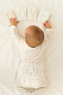 포토 JPG 남자 실내 사랑 한명 상반신 뒷모습 눕기 블록 침대 아기 잡기 뒷통수 남자아기한명만 국내포토 1 감정 뷰포인트 가구 모션 사람 내부 남자한명만 남자아기만 파일형식