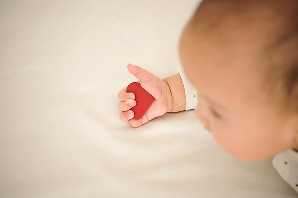 포토 JPG 남자 얼굴 실내 한명 상반신 옆모습 아웃포커스 눕기 한국인 하트 침대 아기 잡기 남자아기한명만 국내포토 모양 1 뷰포인트 가구 모션 촬영기법 사람 동양인 내부 신체부위 남자한명만 남자아기만 파일형식