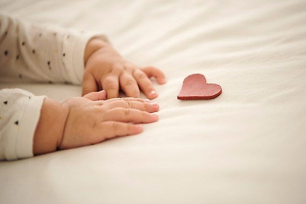 포토 JPG 손 남자 실내 한명 상반신 눕기 하트 침대 아기 남자아기한명만 국내포토 모양 1 가구 모션 사람 내부 신체부위 남자한명만 남자아기만 파일형식