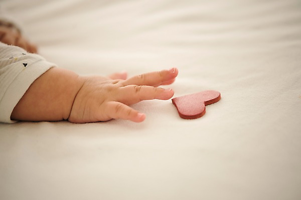 포토 JPG 손 남자 실내 한명 상반신 눕기 하트 침대 아기 남자아기한명만 국내포토 모양 1 가구 모션 사람 내부 신체부위 남자한명만 남자아기만 파일형식