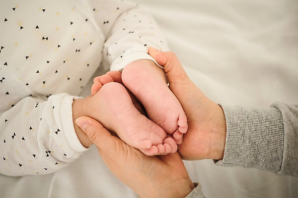 포토 JPG 손 여자 남자 아들 가족 발 엄마 실내 상반신 성인 두명 아웃포커스 30대 눕기 하반신 침대 아기 잡기 가교 국내포토 모자관계 건축물 가구 관계 모션 촬영기법 사람 내부 신체부위 장년 파일형식